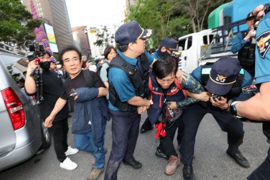 31일 서울 중구 파이낸스 빌딩 앞에서 열린 고 양회동 민주노총 강원건설지부 3지대장 추모 문화제에서 경찰들이 조합원을 연행하고 있다. 뉴시스