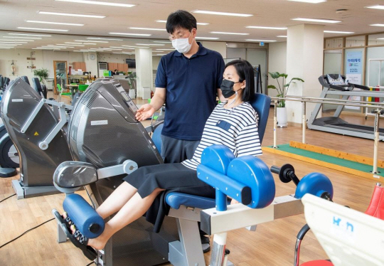 지난 30일 한 용산구민이 용산구 보건분소에서 운동치료를 받고 있다. 용산구청 제공