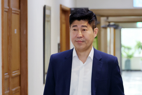 ‘성 비위’ 등 의혹이 제기된 정진술 서울시의원(마포3)이 30일 오전 서울시의회에서 열리는 윤리특별위원회 출석에 앞서 간담회장으로 들어가고 있다. 연합뉴스.