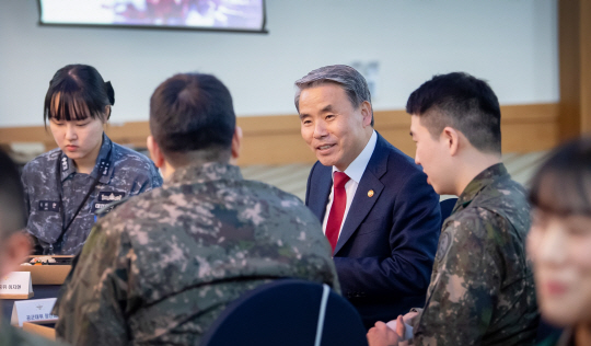 이종섭 국방부장관이 지난 3월 14일 서울 육군회관에서 열린 국방부-초급간부 간담회에 참석하여 초급간부들과 식사를 함께 하며 현장의 목소리를 듣고 있다. 국방부 제공