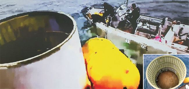 합동참모본부가 31일 오전 8시 5분쯤 북한이 발사한 우주발사체의 로켓 연료통 등 잔해물 등을 전북 군산 어청도 서방 200여㎞ 해상에서 수거하고 있다. 작은 사진은 로켓 연료통의 내부 모습. 합참 제공