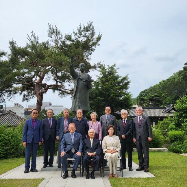 30일 서울 종로구 이화장에서 ‘이승만기념관’ 준비기획단 관계자들이 기념사진을 찍고 있다. 앞줄 왼쪽부터 이영일 전 의원, 이인수 박사, 나경원 전 의원.   이승만건국대통령기념사업회 제공