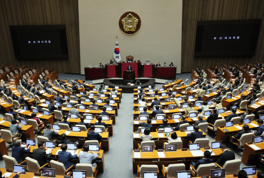 지난 5월 30일 오후 국회 본회의에서 더불어민주당 전당대회 돈봉투 의혹 사건으로 구속영장이 청구된 윤관석·이성만 무소속 의원에 대한 체포동의안이 보고되고 있다. 연합뉴스