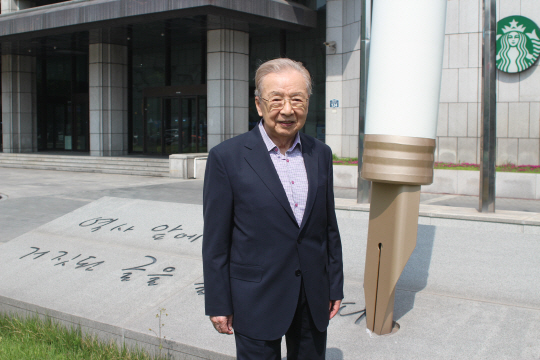 한영섭 6·25종군기자동우회장이 지난달 27일 서울 중구 태평로1가 한국프레스센터 광장에 있는 조형물 ‘굽히지 않는 펜’을 배경으로 포즈를 취했다. 그는 "총성은 멎었지만, 전쟁은 아직 끝나지 않았다"면서 "전쟁에 대비하려면 국민 안보의식이 투철해야 한다. 국가가 힘이 있어야 하고, 군이 강해야 한다"고 강조했다.