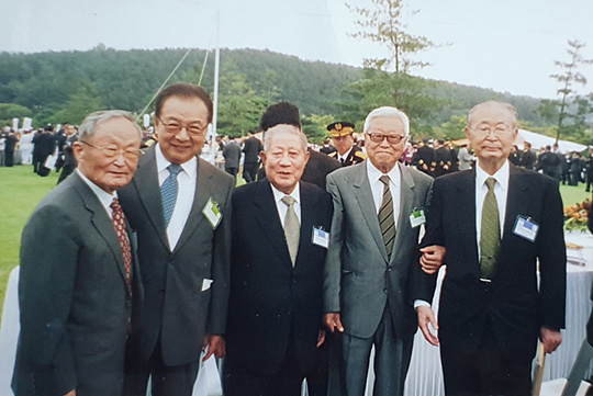 수 년 전 국군의 날 행사 참석 후 6·25 전쟁중 생사를 함께 했던 전우들과 기념사진을 찍고 있다. 왼쪽부터 김계원 전 대통령 비서실장, 한영섭 회장, 유재홍 장군, 김진섭 종군기자, 백선엽 장군. 한영섭 회장 제공.