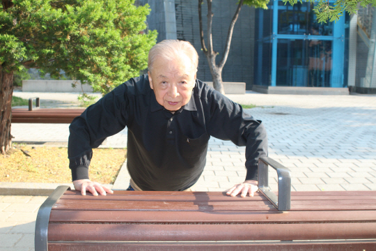 한영섭 6·25종군기자동우회장이 지난달 20일 서울 용산구 한남동 자택 인근 공원에서 팔굽혀펴기 시범을 보이고 있다. 그는 처음 하는 경우나 고령층은 벤치 등을 붙잡고 무리하지 않게 하는 것도 좋다고 했다.