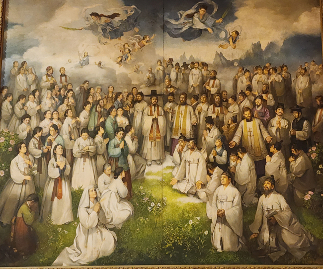 문학진 화백의 ‘103위 순교 성인화’는 김대건 신부를 외국인 신부보다 더 중앙에 배치함으로써 한국 성미술의 주체성을 발현했다는 평가를 받는다.