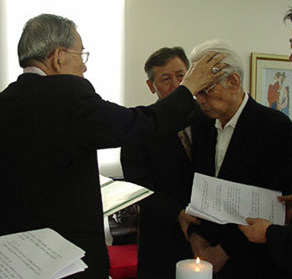 김수환 추기경이 지난 2004년 장우성 화백에게 세례를 주고 있다. 위는 장 화백이 30대에 한국화풍으로 그렸던 성화. 이천시립월전미술관·가톨릭신문