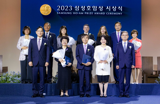 1일 서울 중구 신라호텔 다이너스티홀에서 열린 ‘2023 삼성호암상 시상식’에서 참석자들과 수상자들이 기념 촬영하고 있다. 앞줄 왼쪽부터 이재용 삼성전자 회장, 예술상 신수정 서울대 명예교수(조성진 피아니스트 대리 수상), 과학상 물리·수학부문 임지순 석학교수 부부, 김황식 호암재단 이사장, 뒷줄 왼쪽부터 과학상 화학·생명과학부문 최경신 교수, 공학상 선양국 석좌교수 부부, 의학상 마샤 헤이기스 교수 부부, 사회봉사상 사단법인 글로벌케어 박용준 회장, 추성이 공동대표