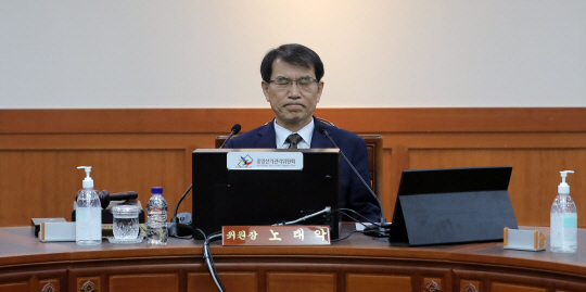 노태악 중앙선거관리위원장이 2일 오전 경기 과천시 중앙선거관리위원회에서 열린 선관위원회의에 앞서 눈을 감고 있다. 뉴시스