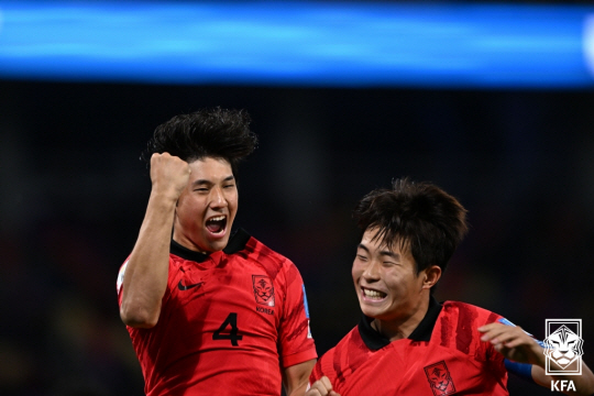 최석현(왼쪽)이 2일(한국시간) 아르헨티나의 산티아고 델 에스테로 스타디움에서 열린 FIFA U-20 월드컵 16강전에서 후반 3분 결승골을 넣은 후 환호하고 있다. 대한축구협회 제공