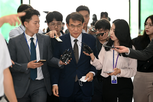 노태악(가운데) 중앙선거관리위원장이 2일 오전 경기 과천시 중앙선거관리위원회에서 열린 긴급위원회의에 참석하기에 앞서 기자들의 질문을 받고 있다. 백동현 기자