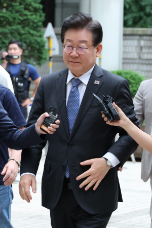 이재명 더불어민주당 대표가 2일 오전 서울 서초구 서울중앙지법에서 열리는 자신의 공직선거법 위반 혐의 관련 공판에 출석하고 있다. 연합뉴스