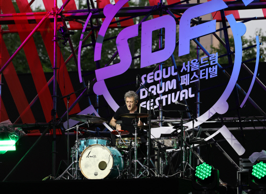 지난달 26일 오후 서울 노들섬에서 열린 ‘2023 서울드럼페스티벌’에서 ‘조조 메이어’가 공연하고 있다. 연합뉴스