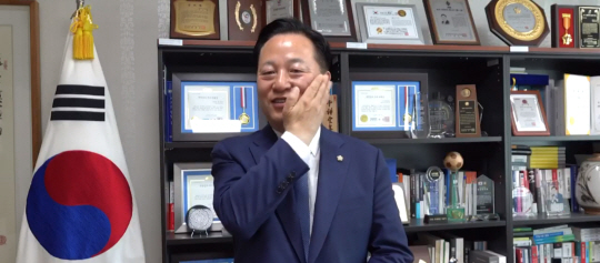 김두관 더불어민주당 의원이 3일 농아인의 날을 맞아 수어로 ‘세글자 송’을 부르는 모습. 김 의원 제공