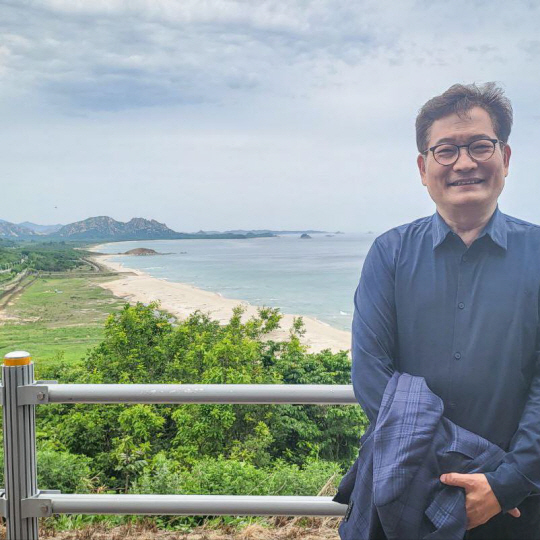 송영길 전 더불어민주당 대표가 3일 오전 페이스북 프로필 사진을 바꾸며 "(프랑스) 파리에서 귀국한 지 한 달 반이 돼가는데 검찰은 소환도 하지 않는다"고 밝혔다. 송 전 대표 제공