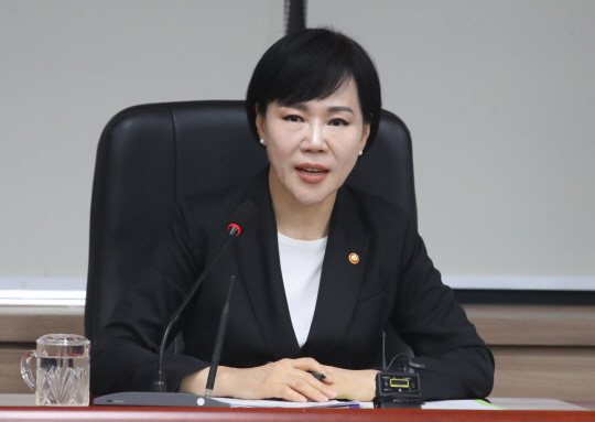 전현희 국민권익위원장이 지난달 30일 오전 서울 종로구 정부서울청사에서 국회의원 가상화폐 보유, 중앙선거관리위원회 고위 간부들의 자녀 특혜 채용 논란 등과 관련한 긴급 현안 관련 기자간담회를 하고 있다. 뉴시스
