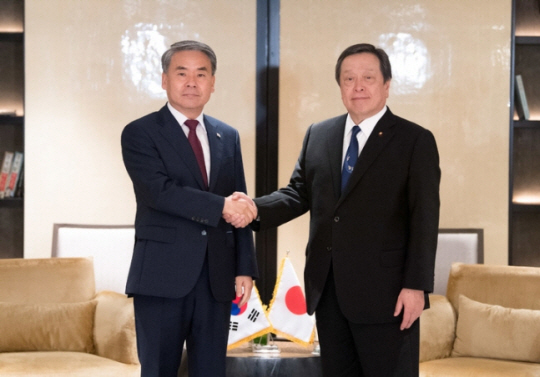 이종섭 국방부장관이 4일 오전 싱가포르에서 열린 제20차 아시아안보회의 계기, 하마다 야스카즈 일본 방위대신과 양자회담을 개최하고 악수를 하며 기념촬영 하고 있다.뉴시스