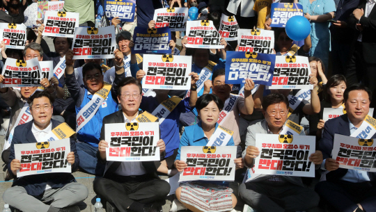 더불어민주당 지도부가 3일 부산 부산진구 서면 쥬디스태화 앞에서 후쿠시마 원전 오염수 해양투기 규탄대회를 열고 구호를 외치고 있다. 뉴시스