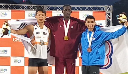 남자 400m  시상식에서 은메달을 획득한 배건율(왼쪽)과 금메달을 목에 건 카타르의 이스마일 도우다이오 아바칼(가운데), 동메달을 딴 대만의 챈챙안이 시상식 후 밝은 표정을 짓고 있다.