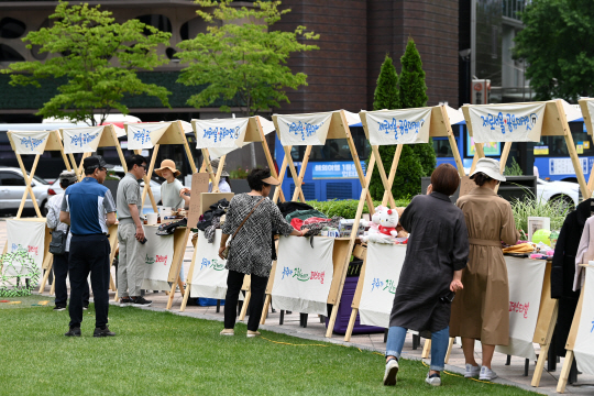 제28회 세계 환경의 날을 하루 앞둔 4일 서울시청 앞 광장에서 열린 ‘우리가 그린(Green) 페스티벌’에서 소잉디자이너협회 소속 소잉디자이너들이 만든  ESG 실천 제로웨이스 제품들을 시민들이 공유마켓에 참여하고 있다.  문호남 기자