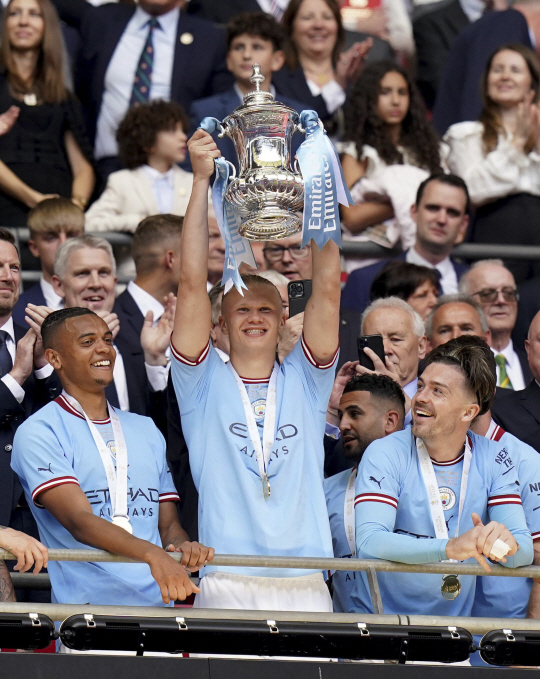 맨체스터시티의 엘링 홀란이 3일 오전(한국시간) 영국 런던의 웸블리 스타디움에서 열린 2022∼2023시즌 FA컵 결승전에서 우승트로피를 들어올리고 있다. AP뉴시스