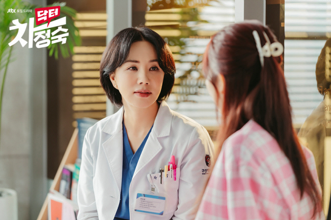 ‘닥터 차정숙’의 차정숙은 20년의 경력단절을 겪었지만 결국 자신의 꿈을 이뤄낸다.