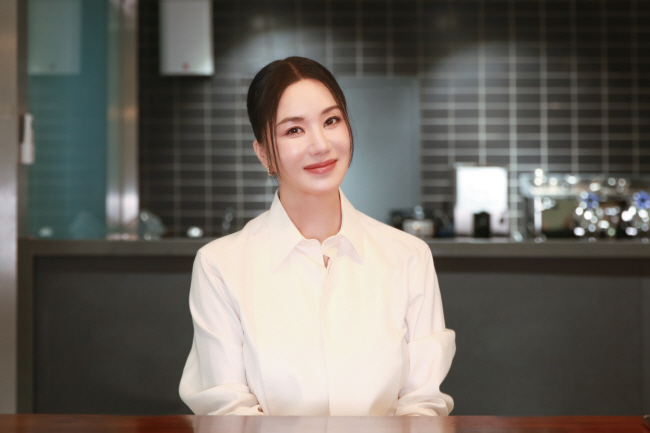 JTBC 드라마 ‘닥터 차정숙’과 tvN 예능 ‘댄스가수 유랑단’으로 쌍끌이 인기를 누리고 있는 가수 겸 배우 엄정화는 “나이가 많다는 것이 부담스럽지만, 도전하지 못하는 이유가 되진 않는다”고 당차게 말했다.   사람엔터테인먼트 제공