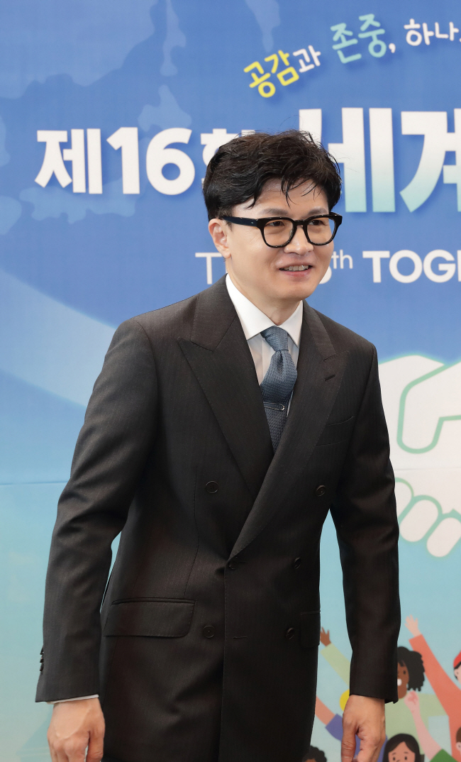 지난달 19일 오전 경기 과천시민회관에서 열린 ‘제16회 세계인의 날’ 기념식 참석을 위해 이동하고 있는 한동훈 법무부 장관의 모습. 법무부 제공
