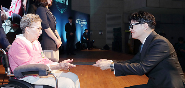 격식 허물고 깨알 브리핑… 디테일 강하지만 이분법 시각 논란도[Leadership]