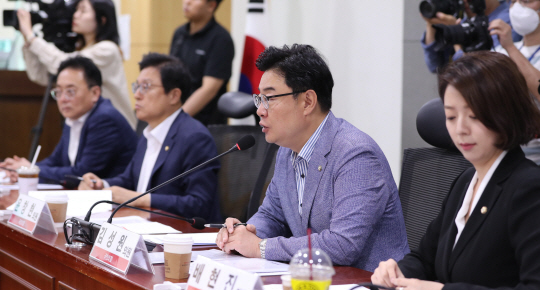 김성원 국민의힘 코인게이트 진상조사단장이 5월 31일 오전 서울 여의도 국회 의원회관에서 열린 코인게이트 진상조사단 전체회의에서 발언을 하고 있다. 뉴시스