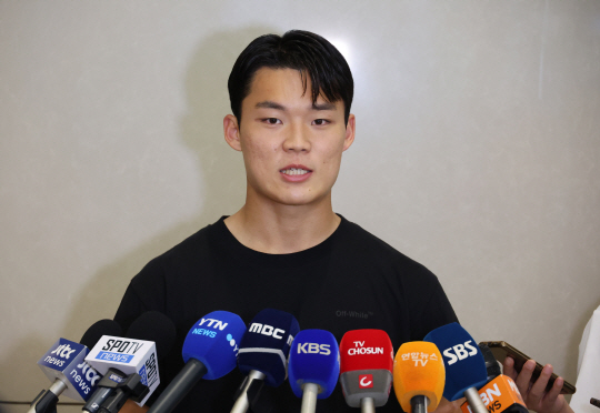 오현규가 5일 인천국제공항에서 취재진의 질문에 답하고 있다. 연합뉴스