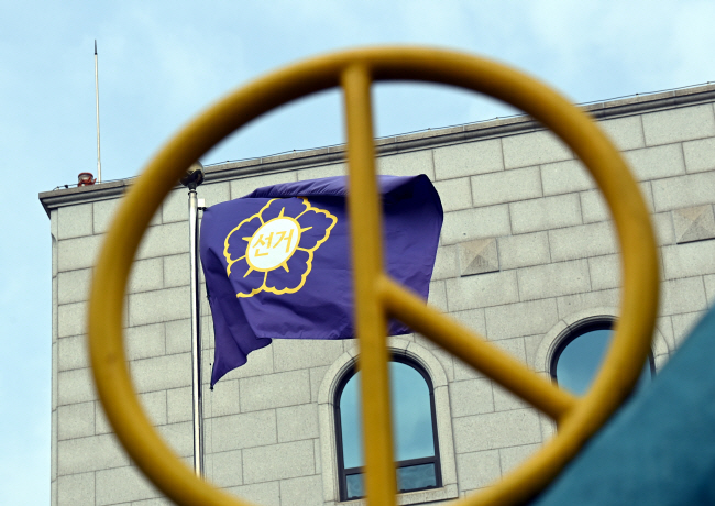 중앙선거관리위원회의 자녀 특혜 채용 논란이 계속되고 있는 가운데 5일 오전 경기 과천시 중앙선관위 깃발이 상징물 사이로 펄럭이고 있다. 박윤슬 기자