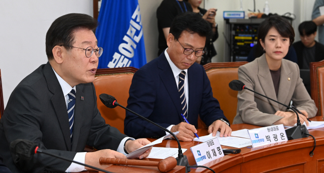이재명(왼쪽) 더불어민주당 대표가 5일 오전 국회에서 열린 최고위원회의에 참석해 모두발언을 하고 있다. 왼쪽부터 이 대표, 박광온 원내대표, 고민정 최고위원.  곽성호 기자