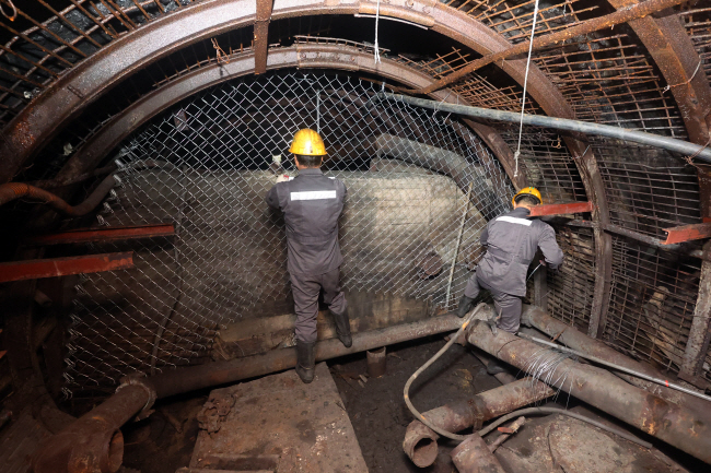 지난달 31일 전남 화순군 동면 대한석탄공사 화순광업소(화순탄광) 동갱에서 광부들이 갱도를 폐쇄하고 있다. 지난 4월 생산을 전면 중단한 화순탄광은 오는 30일 폐광을 앞두고 있다.  연합뉴스