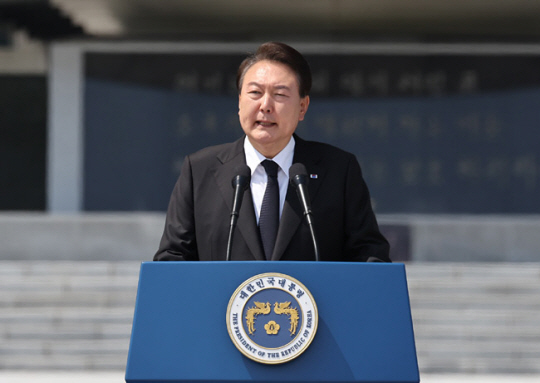 윤석열 대통령이 6일 서울 동작구 국립서울현충원에서 열린 제68회 현충일 추념식에서 추념사를 하고 있다. 연합뉴스