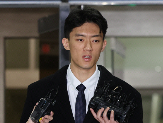 전두환 전 대통령의 손자 전우원 씨가 지난 3월 29일 오후 서울 마포경찰서를 나서며 발언하고 있다. 연합뉴스