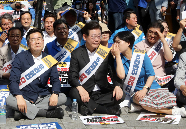 이재명(앞줄 가운데) 더불어민주당 대표가 지난 3일 부산 부산진구 서면 쥬디스태화 앞에서 열린 일본 후쿠시마 원전 오염수 해양 투기 규탄대회에 참석, 민주당 지명직 최고위원인 서은숙 (〃 오른쪽) 부산시당위원장의 이야기를 듣고 있다. 뉴시스