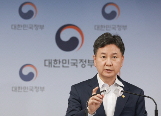 지난달 4일 행정안전부 장관 직무대행을 맡고 있는 한창섭 행안부 차관이 정부서울청사에서 무분별한 정당 현수막에 대한 가이드라인을 발표하고 있다. 연합뉴스.
