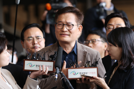 더불어민주당의 ‘2021년 전당대회 돈 봉투 의혹’과 관련해 금품 살포의 최종 수혜자로 지목된 송영길 전 대표가 5월 2일 오전 서초동 서울중앙지검 앞에서 입장을 말하고 있다. 연합뉴스