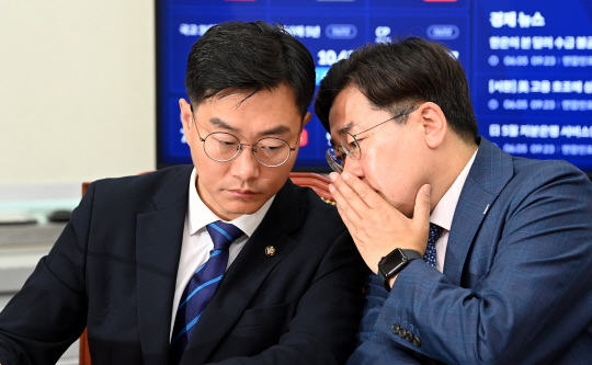 5일 오전 국회에서 열린 더불어민주당 최고위회의에서 박찬대(오른쪽) 최고위원과 장경태 최고위원이 귀엣말을 하고 있다. 곽성호기자