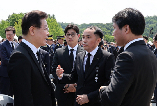 이재명 더불어민주당 대표가 6일 서울 동작구 국립서울현충원에서 열린 제68회 현충일 추념식을 마친 뒤 최원일 전 천안함 함장으로부터 항의를 받고 있다. 뉴시스(대통령실통신사진기자단)