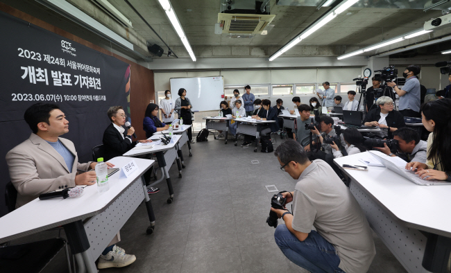 7일 서울 종로구 통인동 참여연대에서 서울퀴어문화축제조직위원회가 기자회견을 열고 올해 ‘서울퀴어퍼레이드’가 오는 7월 1일 처음으로 서울광장이 아닌 을지로2가 일대에서 진행된다고 밝혔다. 연합뉴스