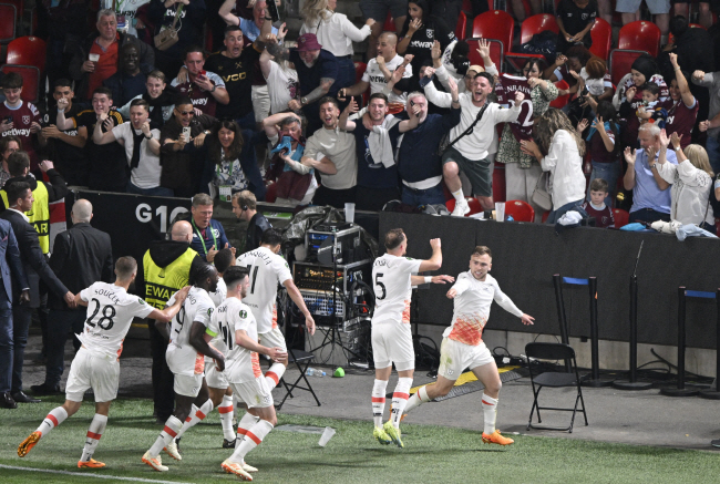 웨스트햄 유나이티드(잉글랜드)의 재러드 보언(맨오른쪽)이 8일 오전(한국시간) 체코 프라하의 포르투나 아레나에서 열린 UEFA 유로파 콘퍼런스 결승 피오렌티나(이탈리아)와 경기에서 후반 45분 2-1 승리를 결정짓는 극장골을 넣은 후 동료들과 환호하고 있다.  로이터 연합뉴스