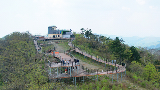 해발 1330m의 가리왕산 하봉에 세운 전망대를 겸한 케이블카 상부 정류장과 나무 덱 산책로.