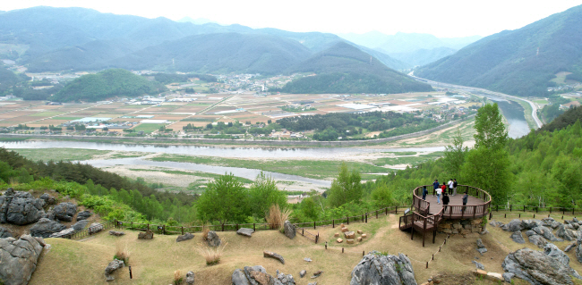 로미지안 가든의 삼합수 전망대에서 내려다보이는 조양강의 물줄기와 남평뜰. 전망대 아래는 자작나무 숲이다. 로미지안 가든을 일군 손진익 회장은 이 경관에 매료돼 비탈진 지형이라는 약점에도 이 땅을 샀다.