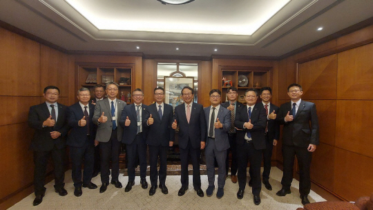 부산항만공사(BPA)는 강준석 사장이 6월 6~7일 양 일에 걸쳐 대만 주요 선사를 방문해 부산항 이용 증대를 위한 협력 방안 등을 논의했다고 밝혔다. BPA 제공