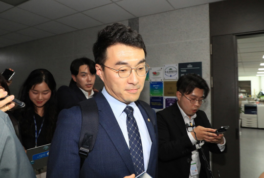 김남국 무소속 의원이 지난달 31일 오후 서울 여의도 국회 의원회관에서 사무실을 나서고 있다. 뉴시스