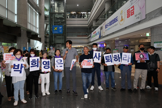 10.29이태원참사유가족협의회 회원들이 8일 오전 서울 용산구청에서 전날 보석 석방된 박희영 용산구청장의 출근을 저지하며 구청장실로 향하고 있다. 백동현 기자