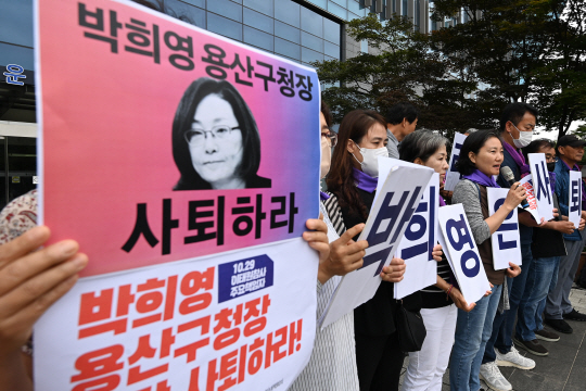 10.29이태원참사유가족협의회 회원들이 8일 오전 서울 용산구청 앞에서 전날 보석 석방된 박희영 용산구청장의 출근을 저지하며 입장을 밝히고 있다. 백동현 기자